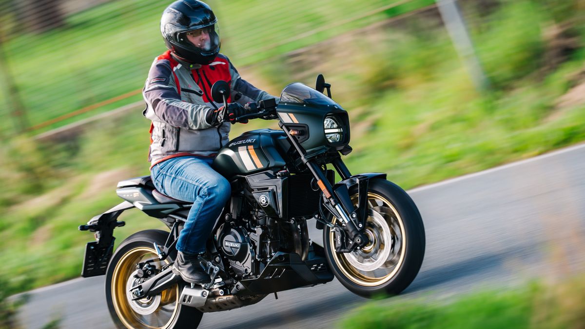 Vyzkoušeli jsme úžasné moderní retro Suzuki GSX-8TT: Tahle motorka nejen skvěle vypadá, ale také moc pěkně jezdí!